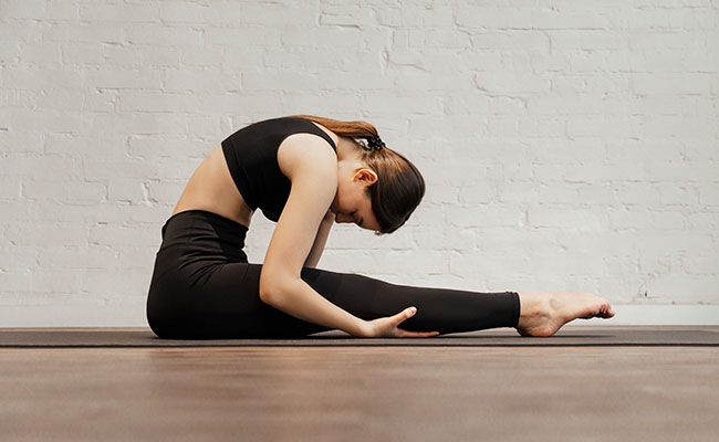 mujer realizando una postura de yin yoga