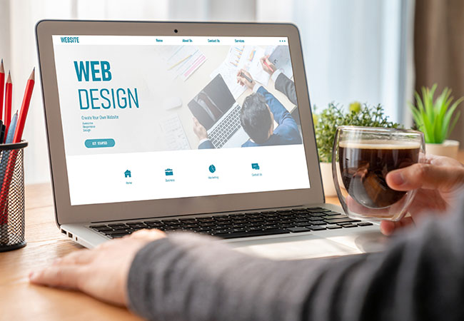 Persona creando su sitio web