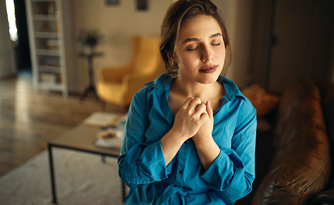 mujer agradeciendo en su habitacion