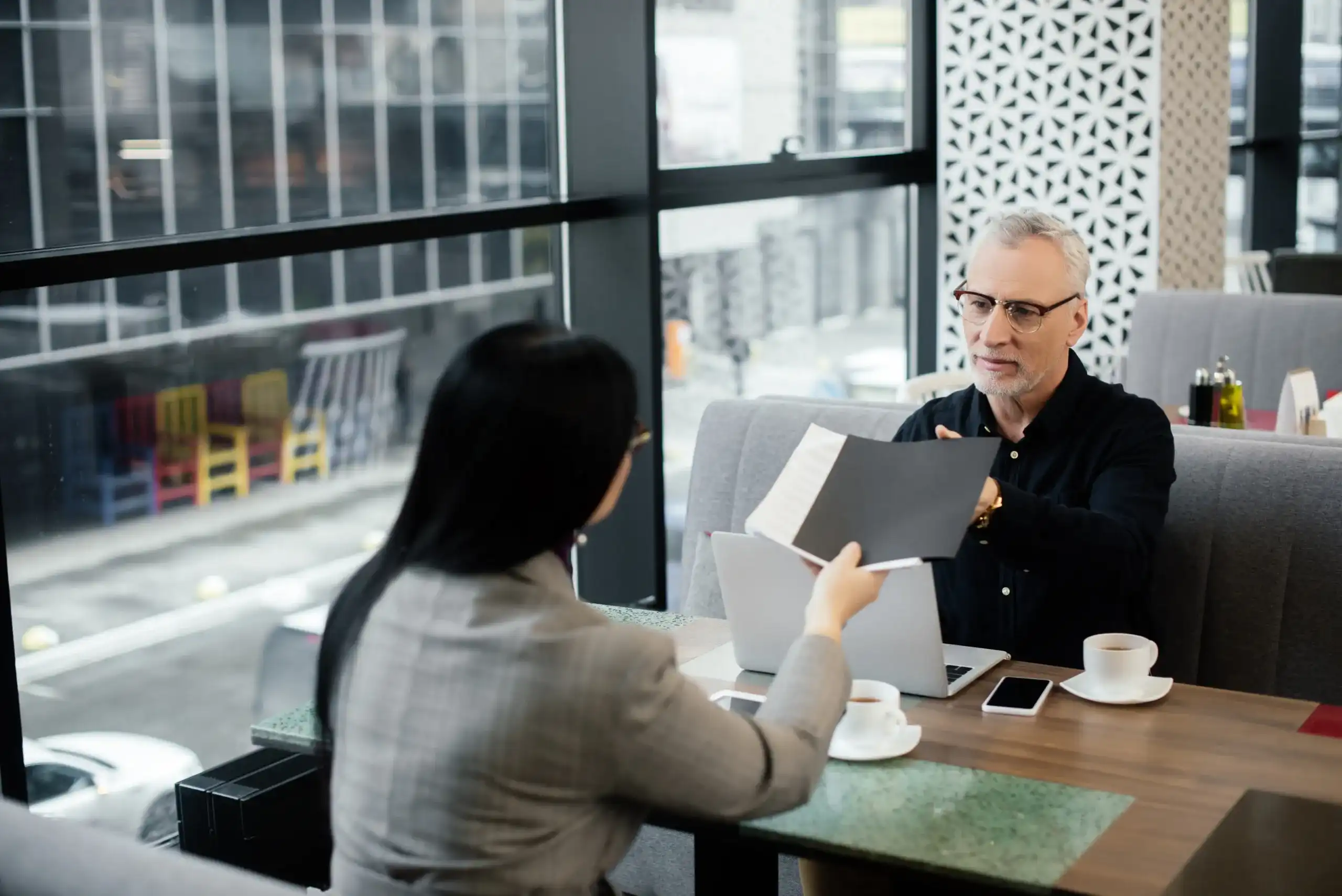 personas analizando un emprendimiento gastronómico