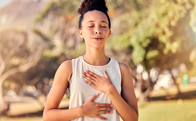 persona respirando y tocando su abdomen