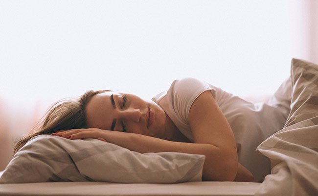 mujer durmiendo profundamente en su cama