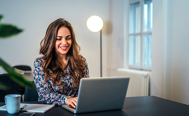 mujer trabajando en la computadora