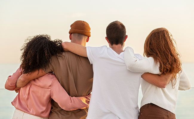 persona abrazando a sus amigos