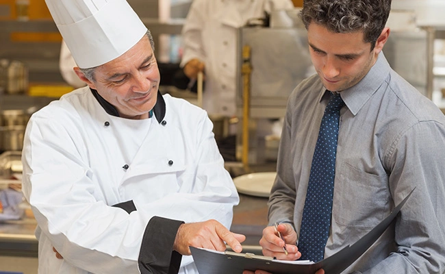 gerente hablando con cocineros