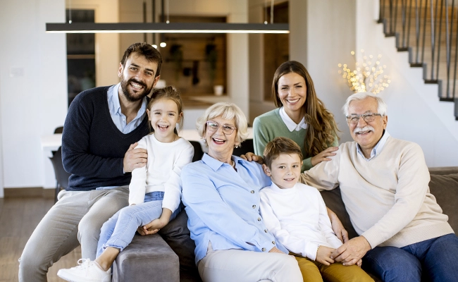 Adulto mayor con su familia