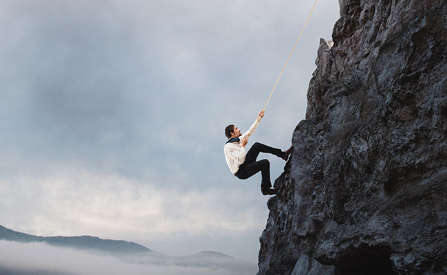 Persona escalando una montaña 