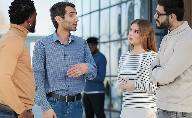 hombre relacionándose con sus colegas del trabajo