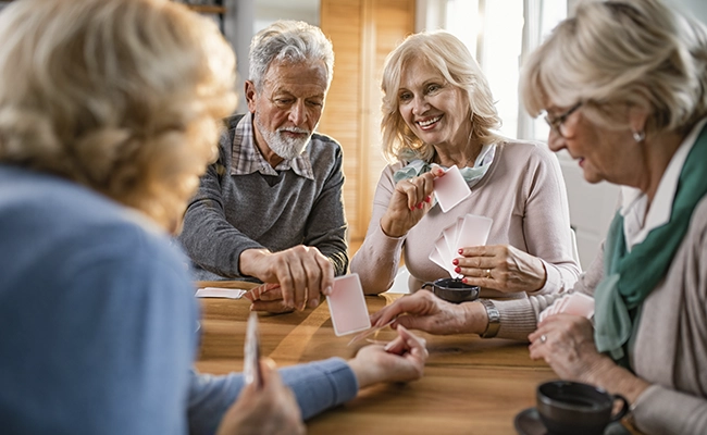 adultos mayores socializando