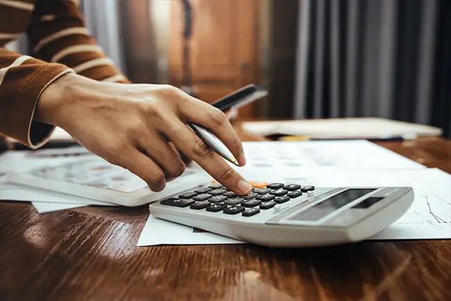 persona haciendo cuentas de gastos con la calculadora
