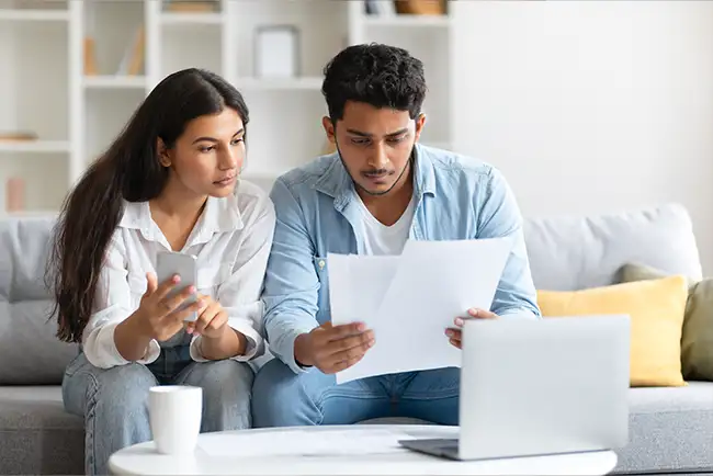 pareja revisando cuentas en su sillon