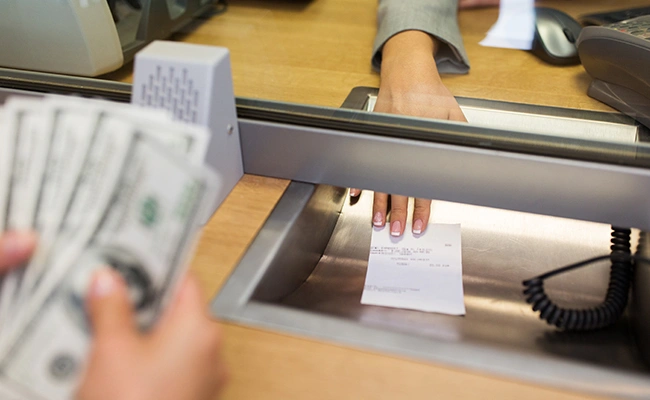 latino yendo a hacer un deposito bancario