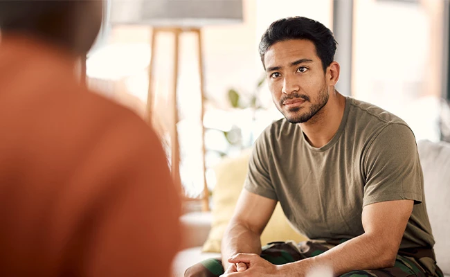 joven latino hablando con una terapeuta