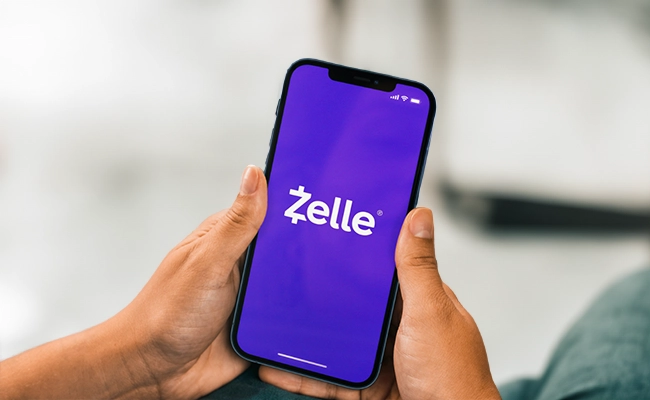 celular con la aplicación zelle abierta