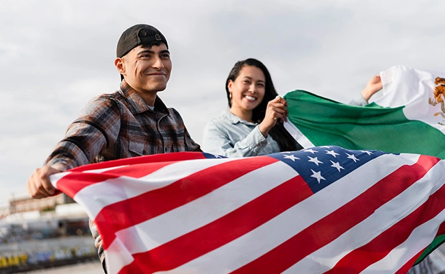 inmigrantes latinos sosteniendo una bandera estadoundense