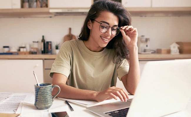 mujer latina estudiando online